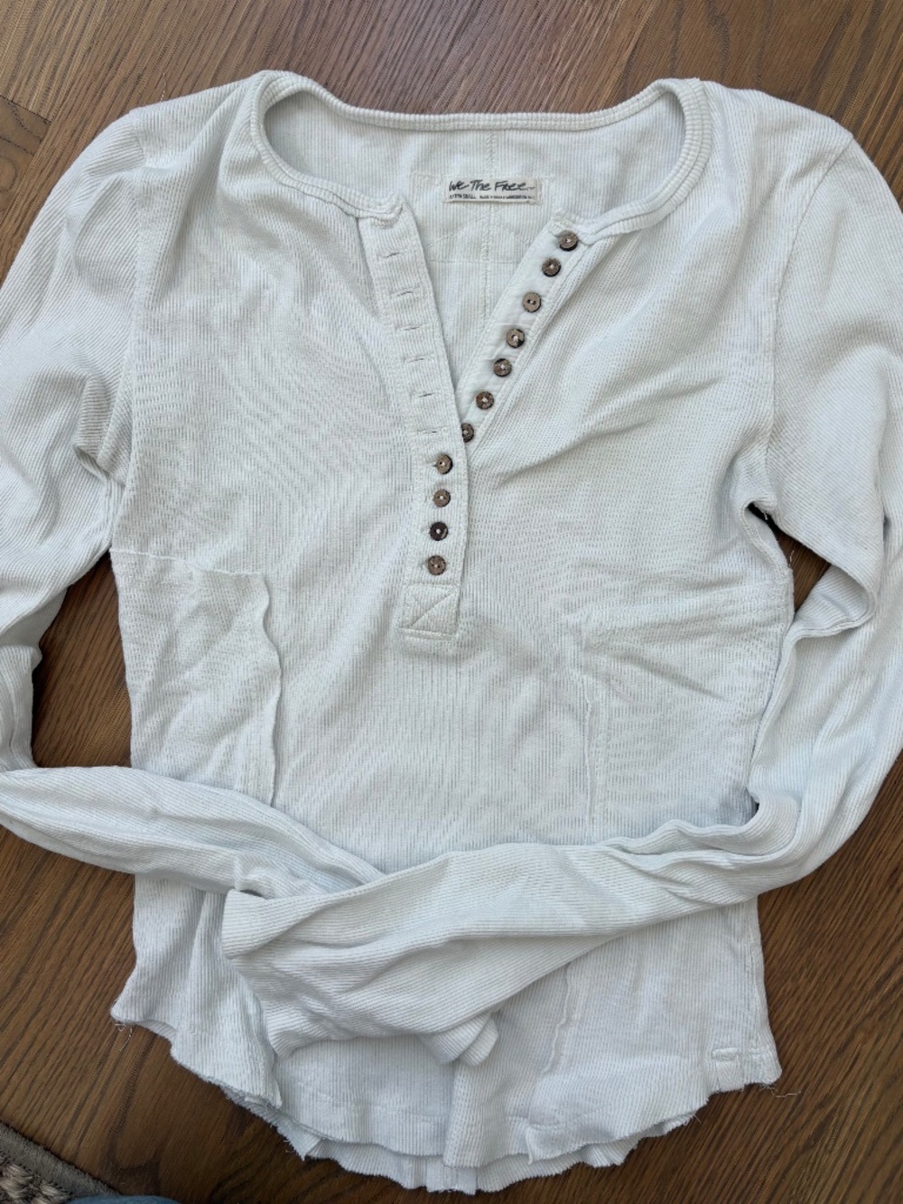 FREE PEOPLE WOMENS XS  'WE THE FREE" JAMIE HENLEY WHITE TOP, RIBBED KNIT BUTTONS